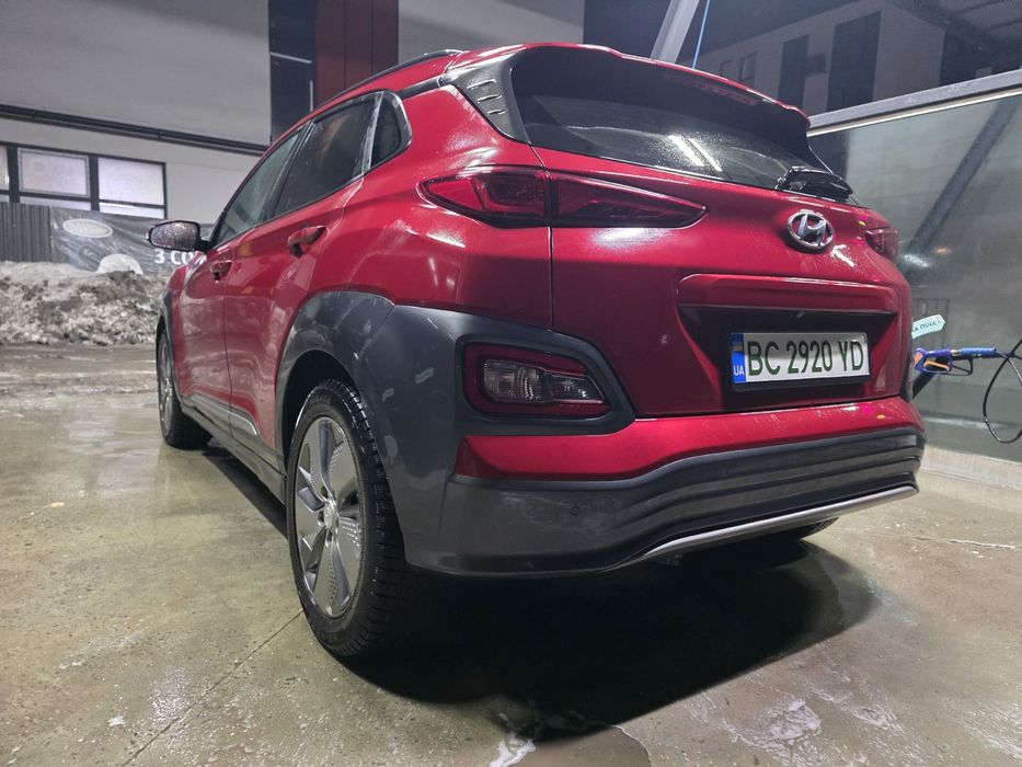 Hyundai kona electric 2019 рік, 64кв, 140000 гарна комплектація