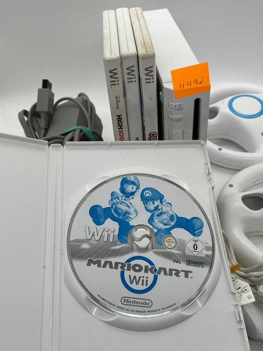 Konsola Nintendo Wii + gry i okablowanie + kierownica