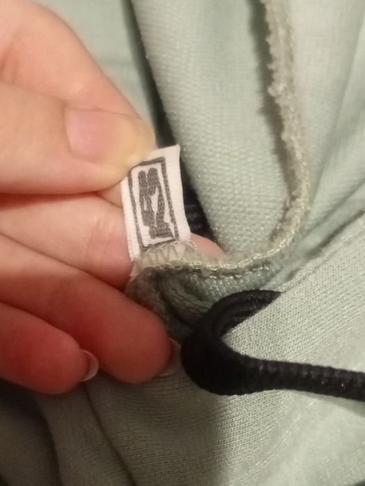 Продається жіноче м'ятно-зелене худі з капюшоном, чорними шнурками та принтом