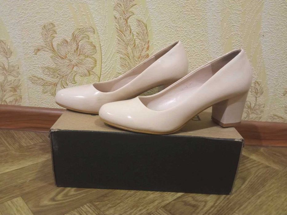 Продам бежевые туфли