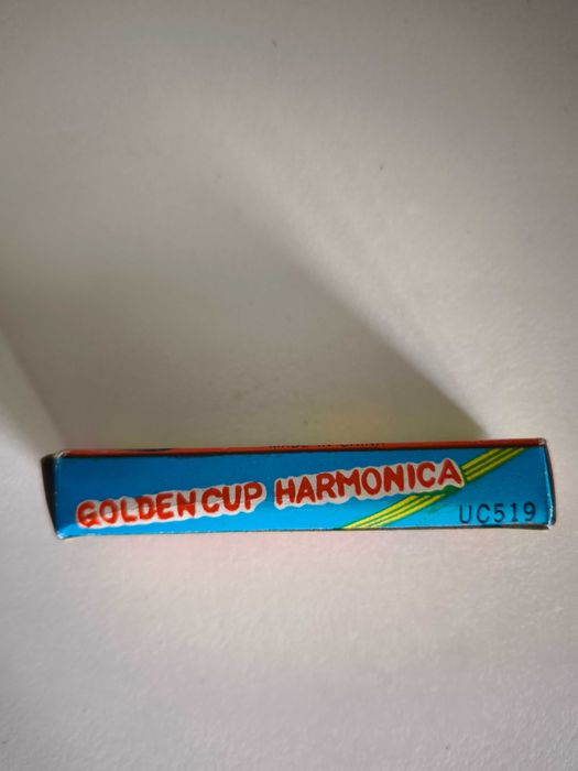Antiga harmónica de tamanho infantil