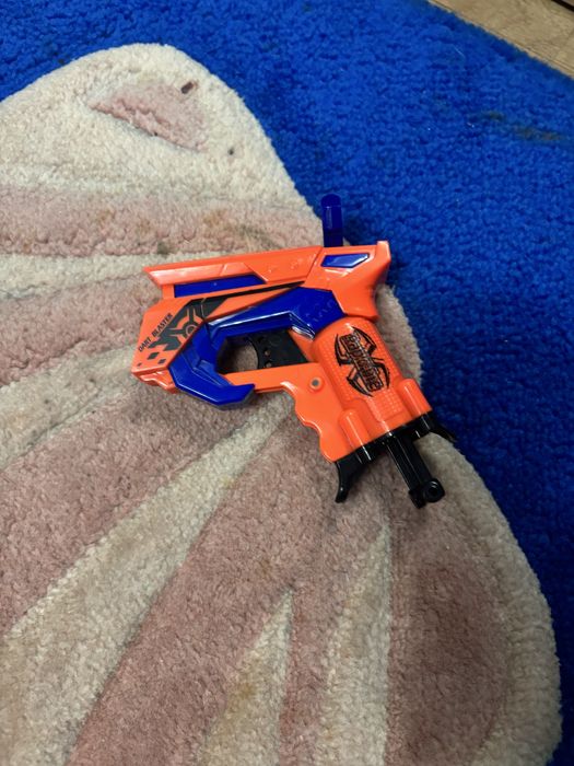 игрушечный пистолет