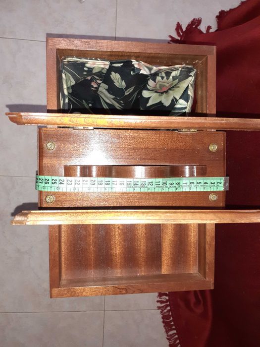 Móvel  de Costura /Costureiro Antigo em Madeira e Tecido