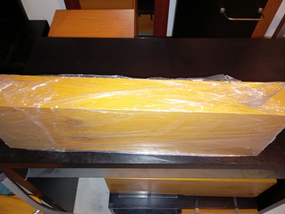 Prateleira nova, ainda no plástico