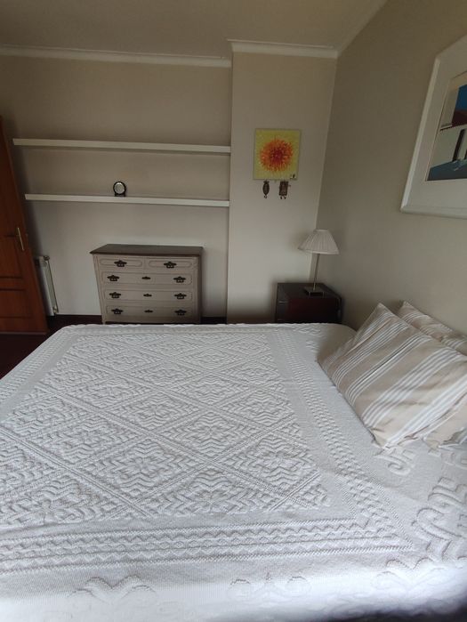 Quarto individual com luz solar direta