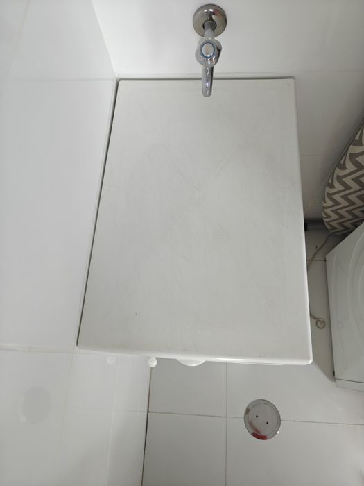 Tanque de lavar roupa com tampa e arrumação