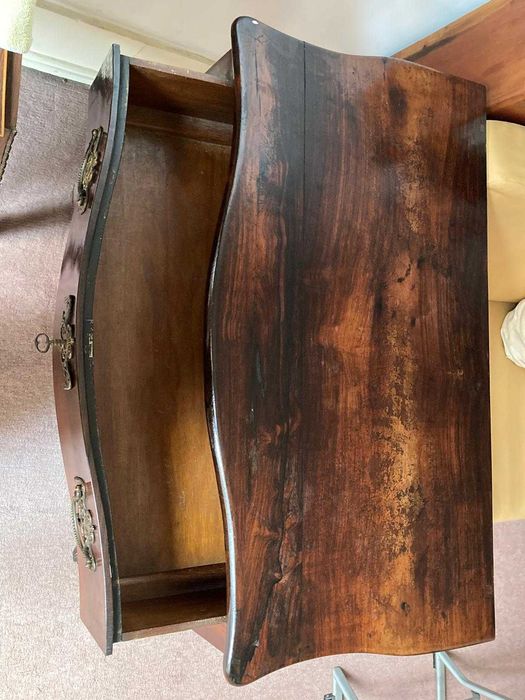 Mesa de encostar D. José em pau-santo.