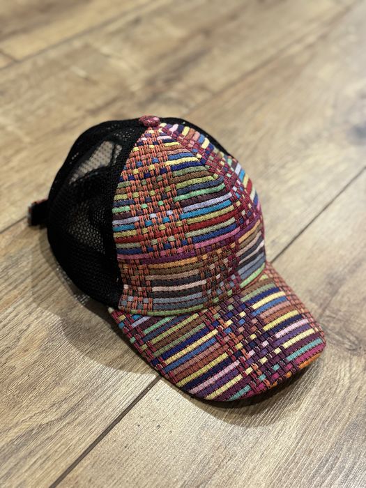 Кепка кольорова.