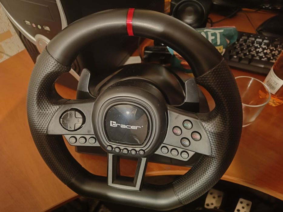 Компьютер с игровым рулём.