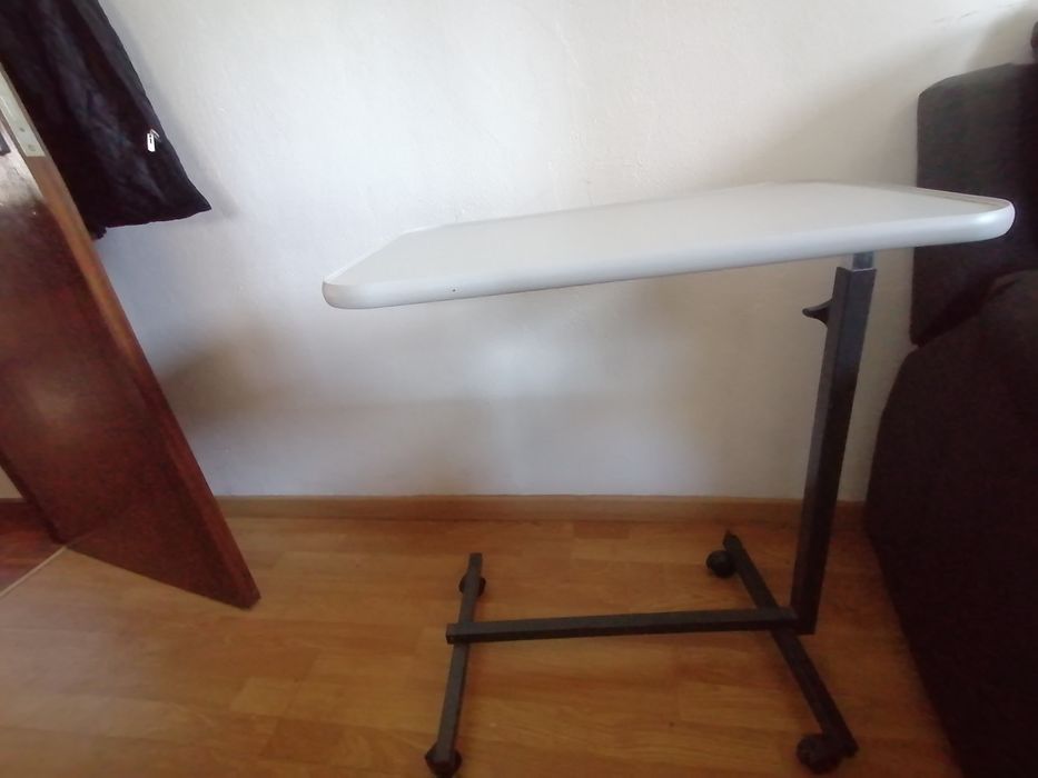 Cama articulada elétrica com colchão antiescaras + mesa de apoio