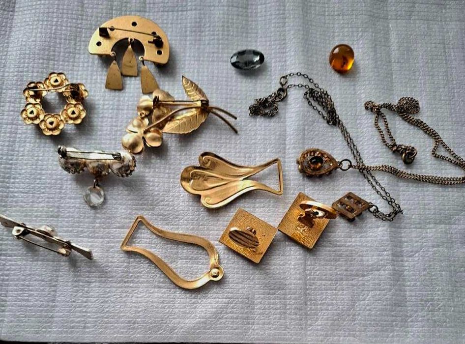 Винтаж Бижутерия СССР Брошки ,Кулоны ,Запонки ,Камни 12 штук Позолота