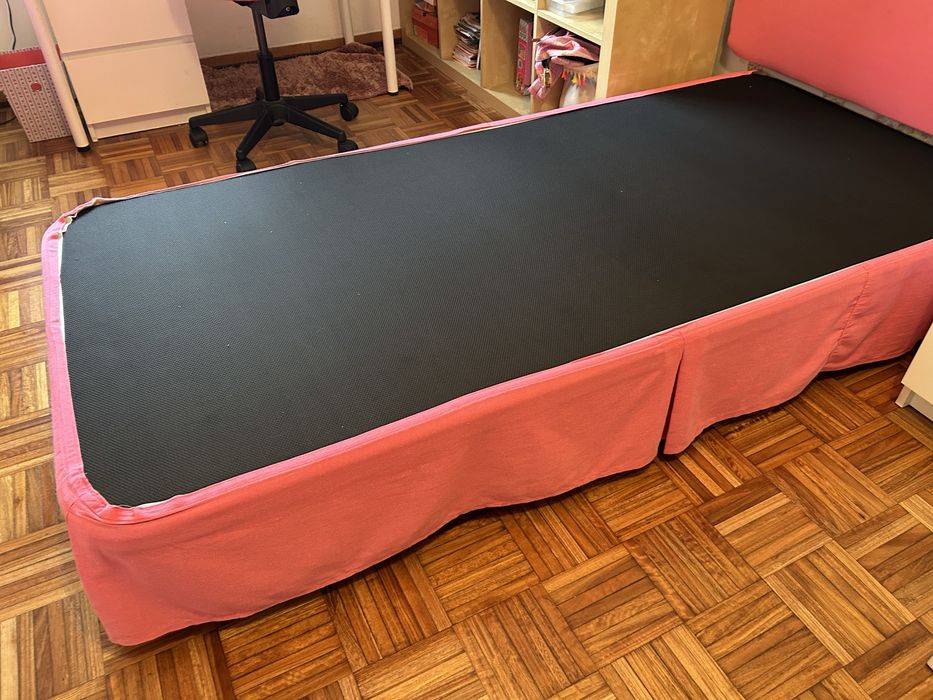 Vendo cama de solteiro com cabeceira forrada e saia para o somier