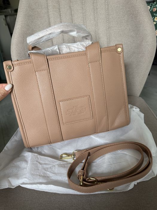 Beżowy średni A5 tote bag Marc Jacobs z logo i dlugim paskiem