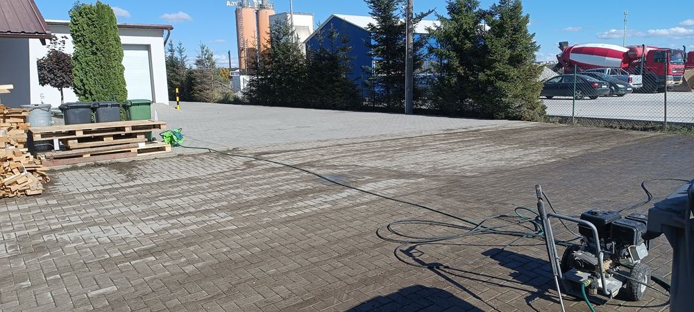 Mycie dachu elewacji kostki brukowej