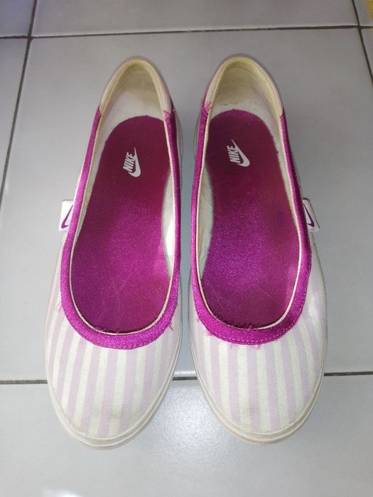 Sabrinas de riscas lilás e branco da marca Nike