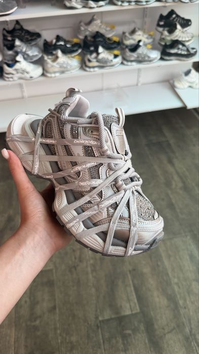 Кросівки зі стразами balenciaga