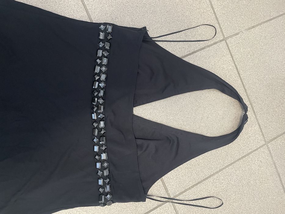 Czarna sukienka sylwestrowo wieczorowa plecy odkryte