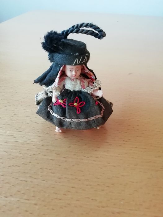 Bonecas portuguesas em trajes regionais.