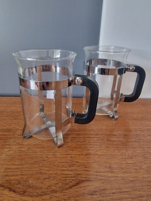 Dwie szklanki w koszyczkach jak bodum vinatge