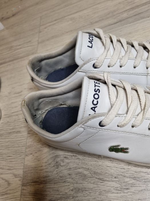 Białe buty lacoste