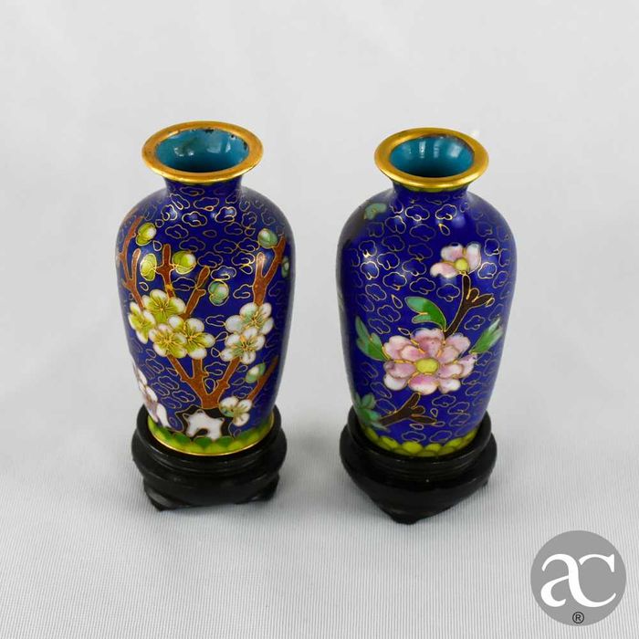 Par de pequenas jarras em cloisonné, China, com base em madeira N3