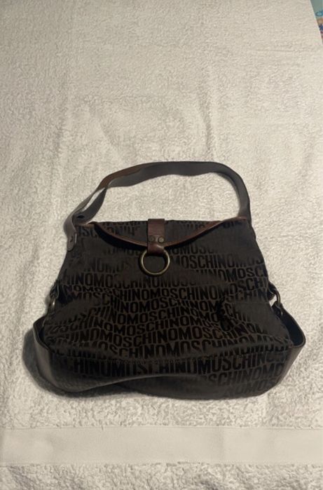 Mala Moschino preta e castanha