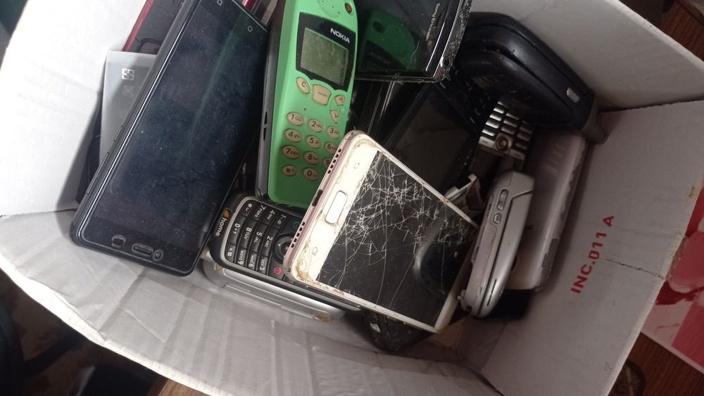 Vinte e cinco telemóveis