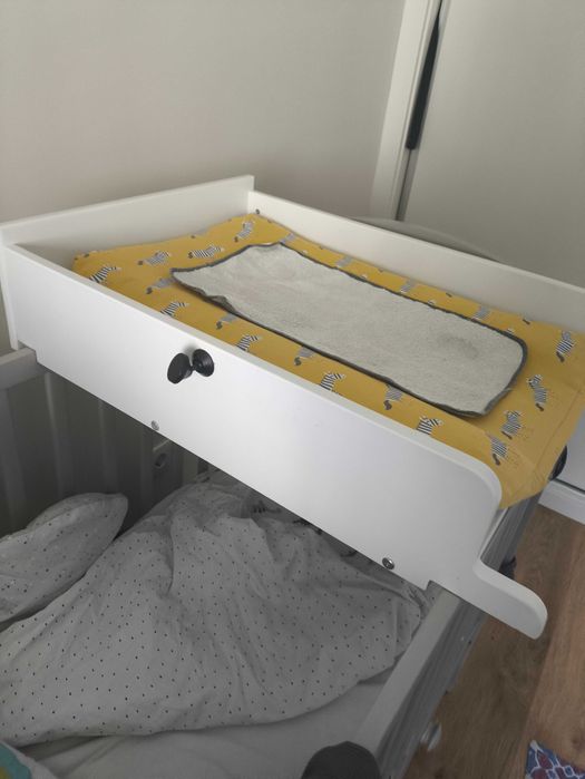 Muda fraldas em berço e Bolsa de higiene