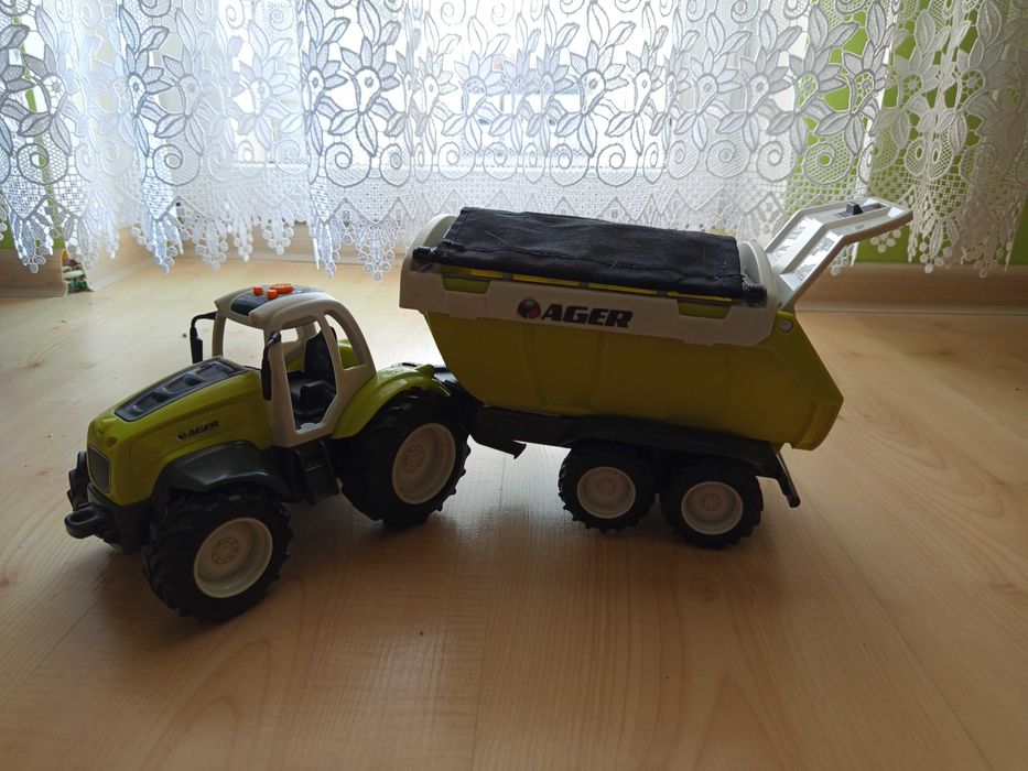 Traktor z przyczepą