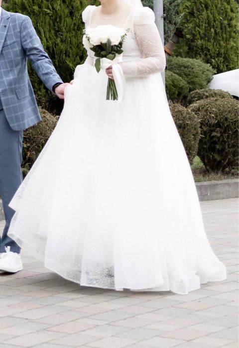 Весільна сукня, ніжна та елегантна