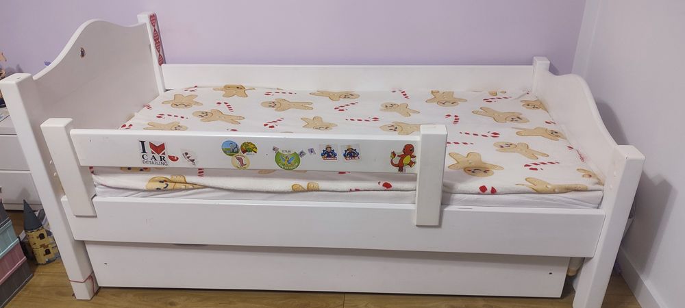 Drewniane łóżko dziecięce