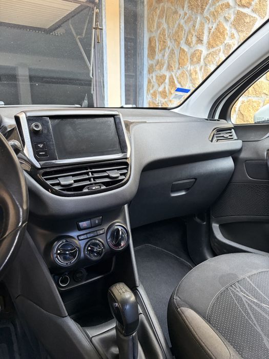 Carro Peugeot 208