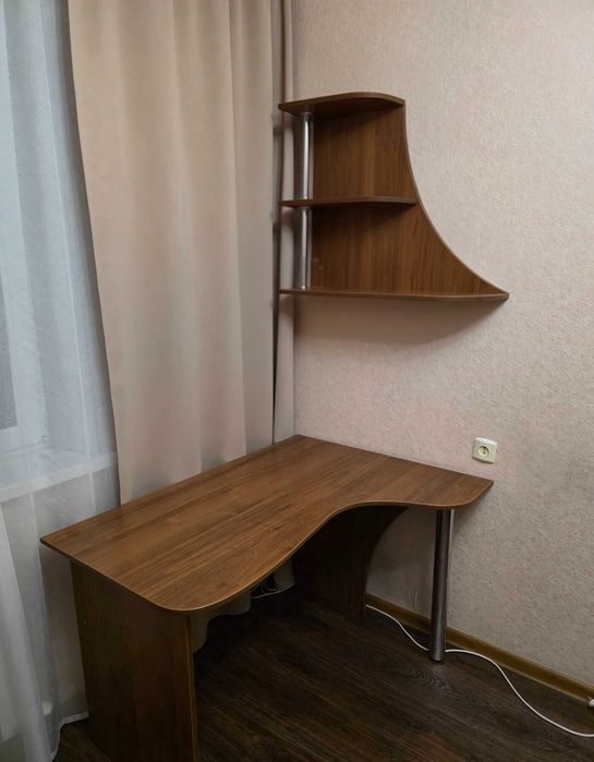 Кутовий письмовий/комп’ютерний стіл з висувною тумбою та навісною полицею.