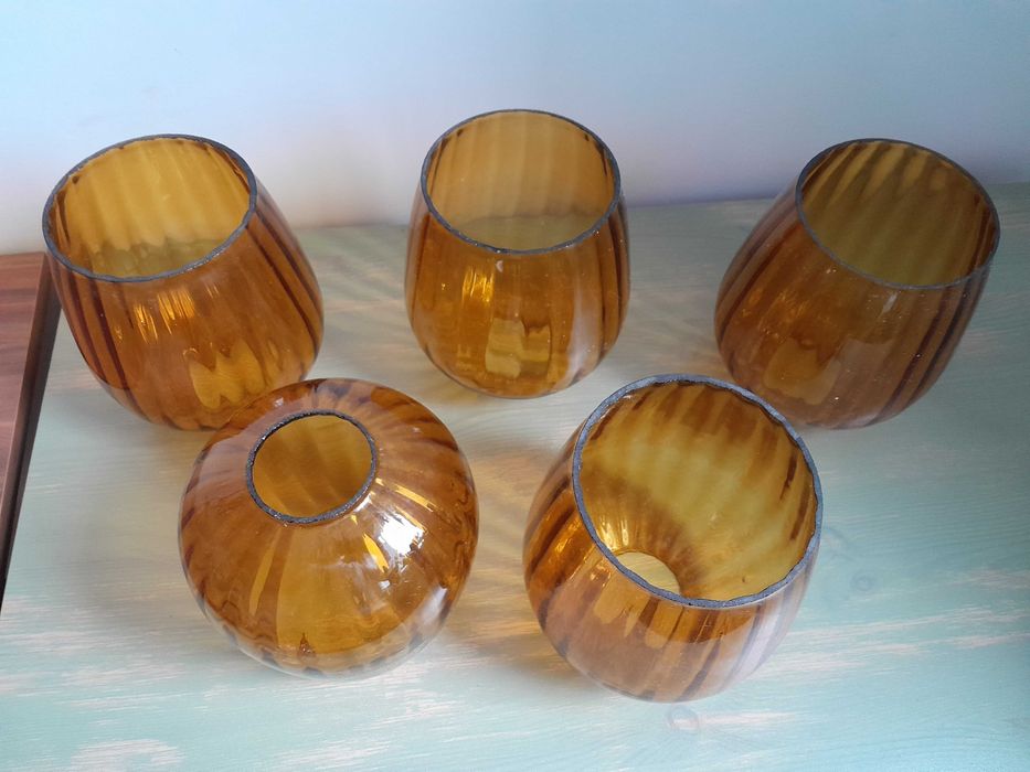 Klosze pięć sztuk. Pięknie oświetlają.