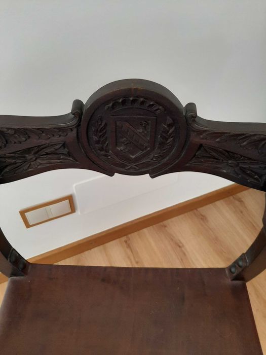 Cadeira em madeira trabalhada e couro