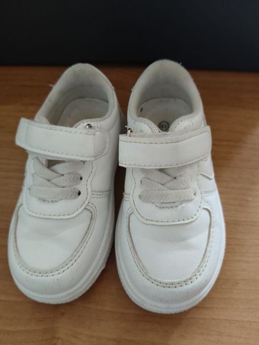 Білі кросівки для дітей