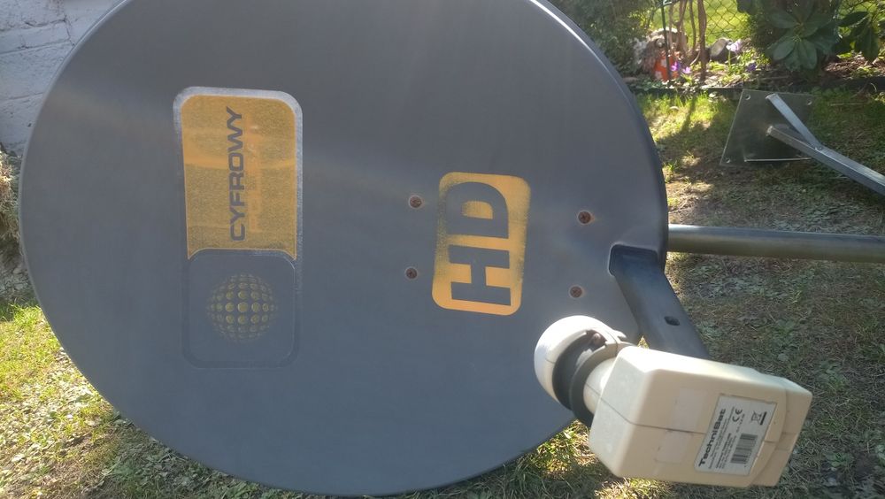 Antena satelitarną z uchwytem
