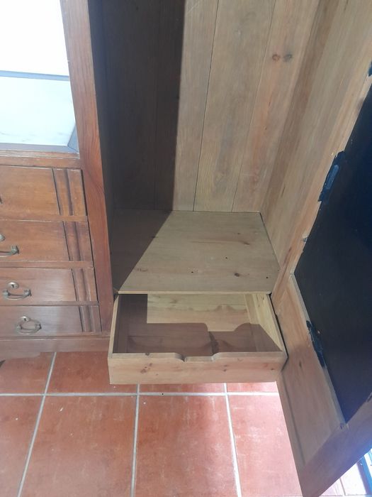 Roupeiro com espelho e pedra