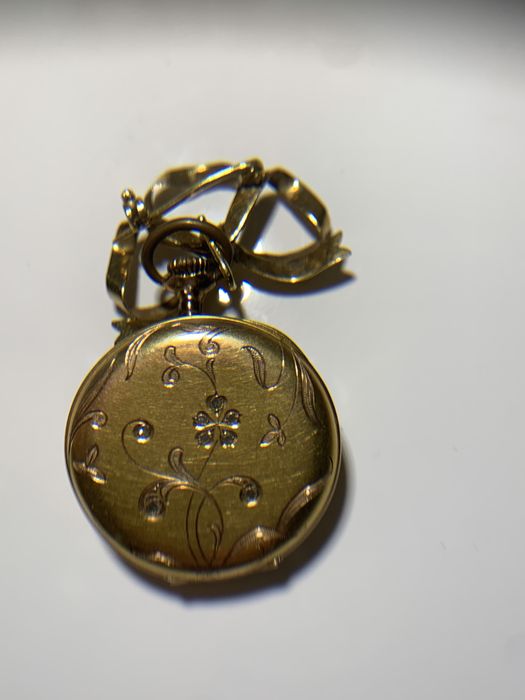 Relógio de mulher em brouche