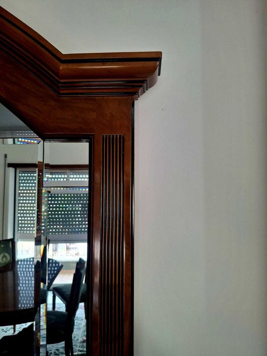 Aparador com Espelho em Madeira Maciça de Cerejeira – Estilo Clássico