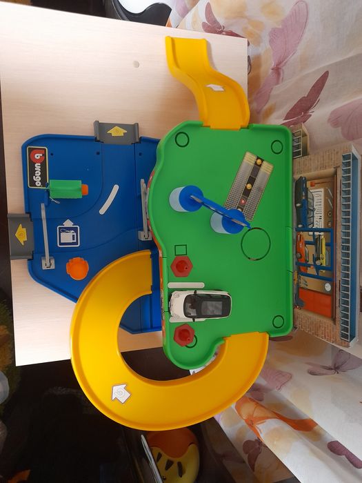 Трек для автомобілів.