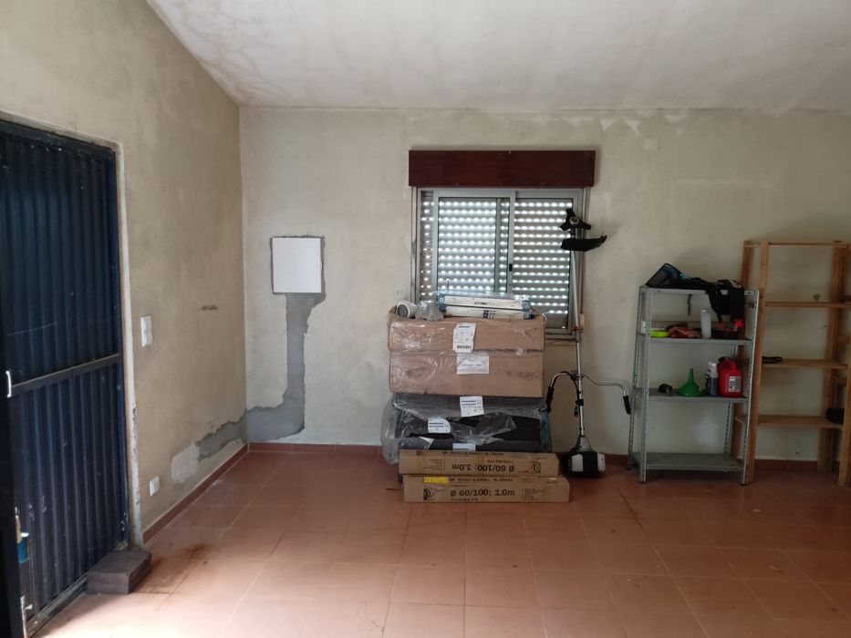 Armazém ou Garagem com logradouro na Igreja Nova