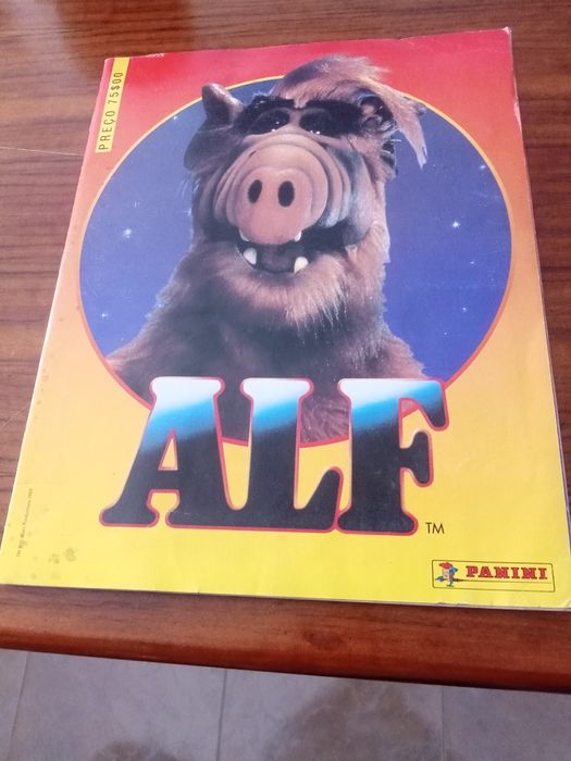 Duas cadernetas cheias com os respectivos cromos