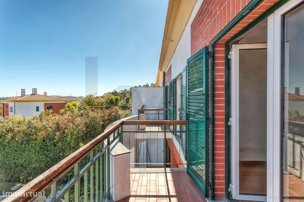 Moradia T4+2 com Jardim e Piscina para Arrendamento, junto ao Oeiras G