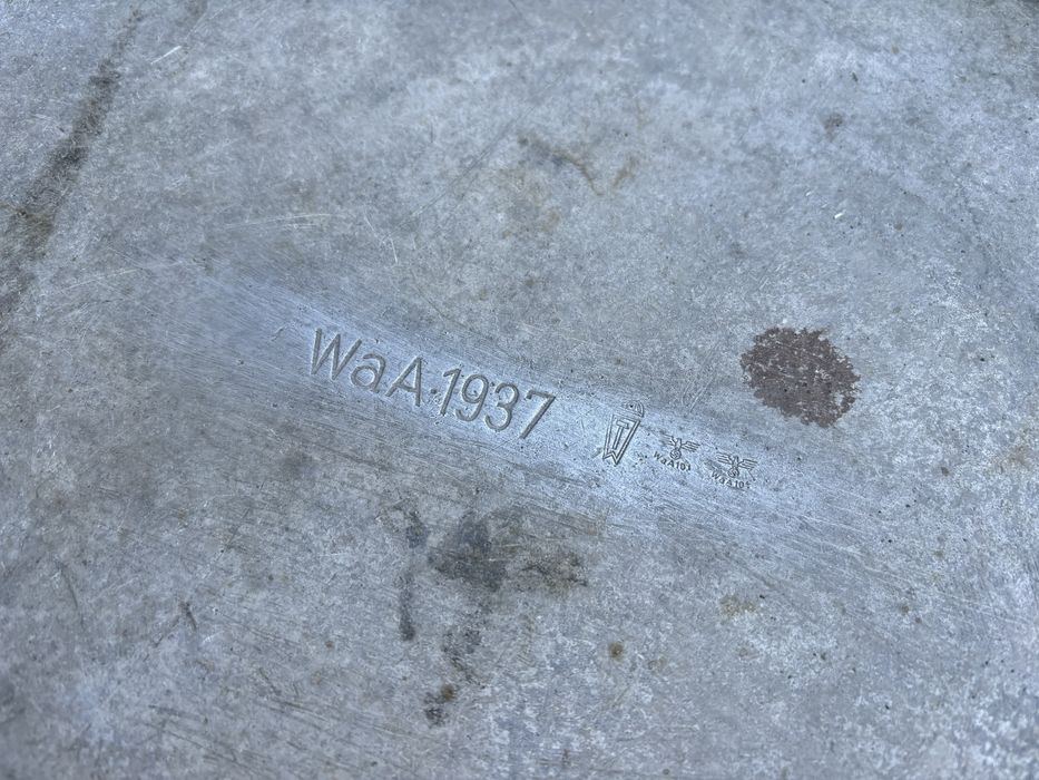 Stary aluminiowy niemiecki pojemnik na proch