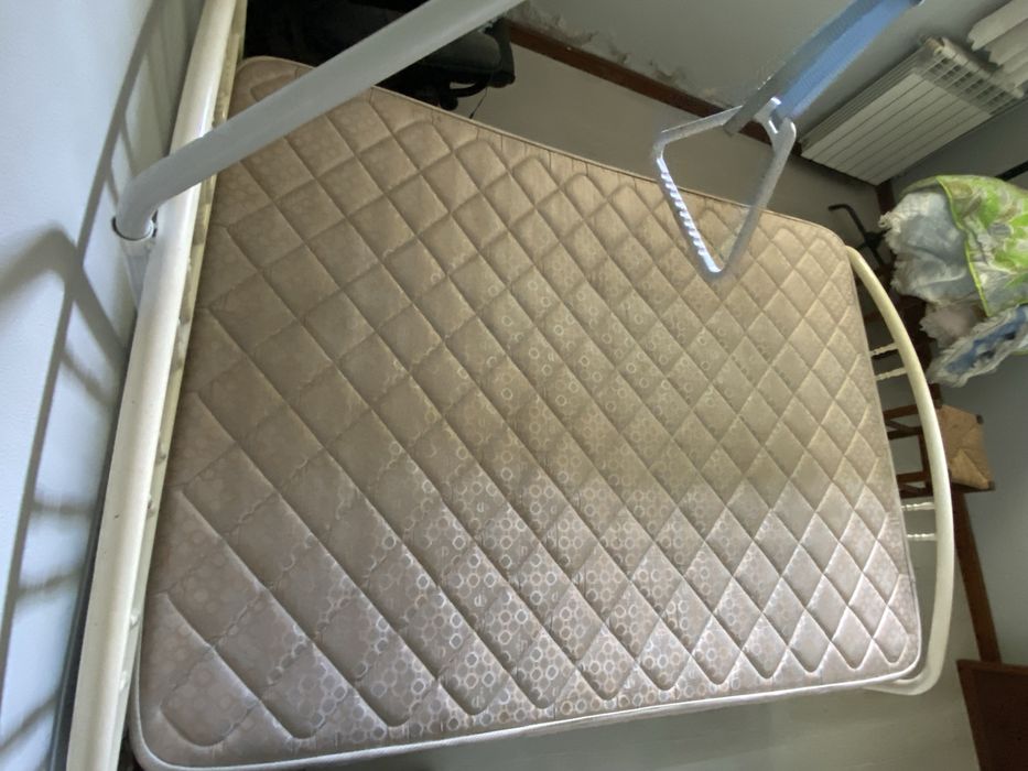 Cama de casal com colchao ortopédico