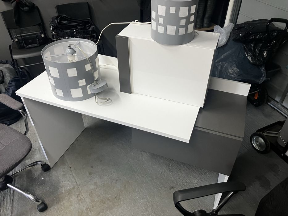 Biurko mlodziezowe, krzeslo obrotowe, lampa + kinkiet