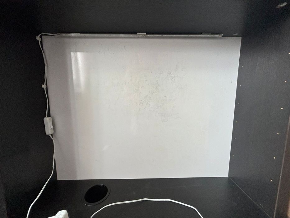 Biurko Ikea kolor ciemny brąz/ czarny.