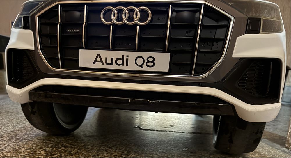 Дитяча машинка електромобіль Audi Q8