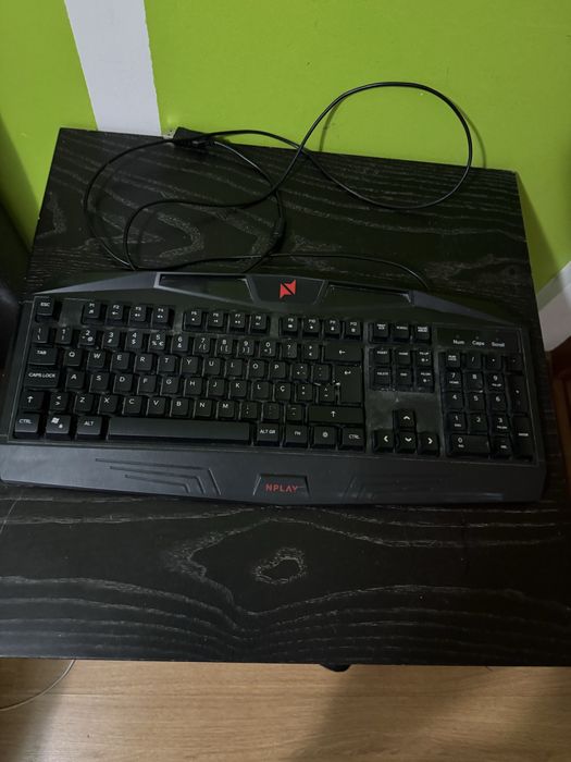 Ps4 branca (utilizada ) com 6 jogos um teclado e um comando